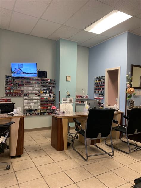 Nail salon cleveland - Offering natural nail services for your hands and feet.
